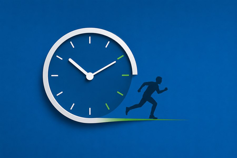 Uhr, aus der ein Läufer heraustritt — Sinnbild für Spätstarter bei der Altersvorsorge